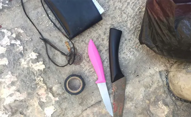 הסכינים שנתפסו על המחבל (דוברות המשטרה)