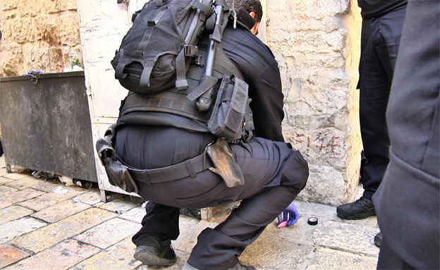 שוטר בזירת הפיגוע