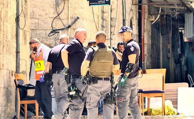 שוטרים בזירת הפיגוע (דוברות משטרה)