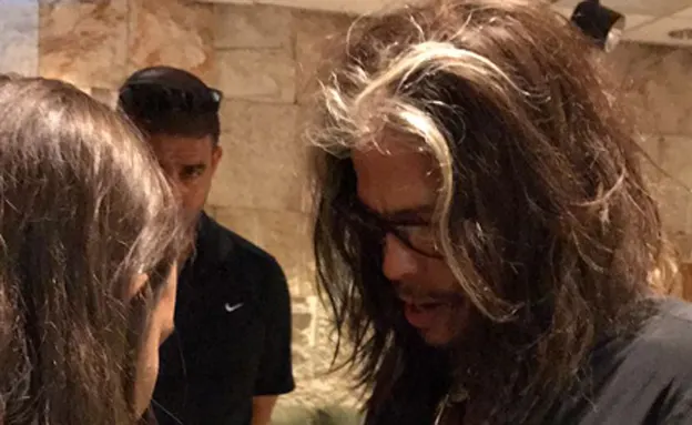 סולן אירוסמית' הגיע עם חברתו (חי שלום)