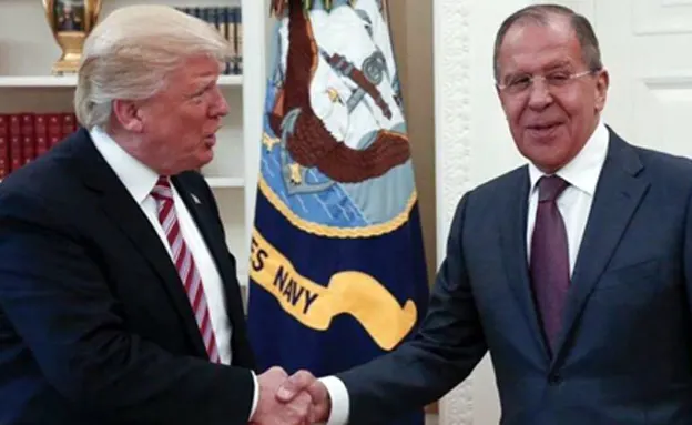 טראמפ ושר החוץ הרוסי לברוב בבית הלב (CNN)