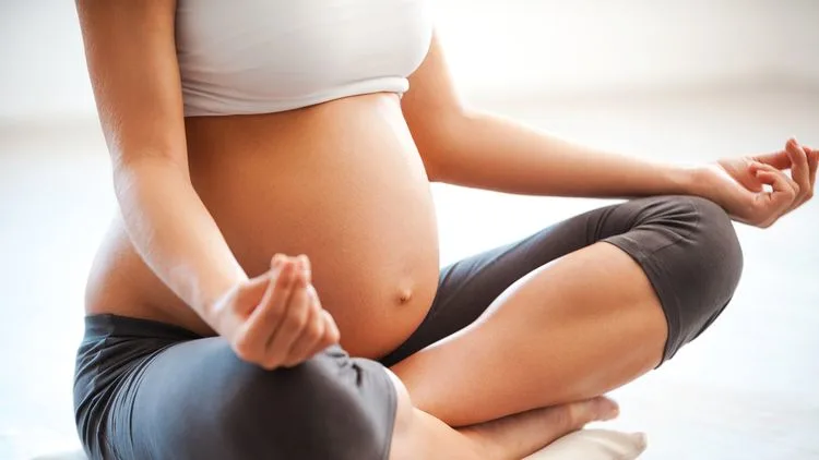 תרגולי יוגה במהלך ההריון עוזרים בחיזוק החיבור בין הגוף והנפש של האמא לעתיד