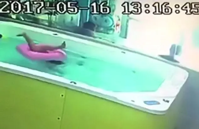 הילד מנסה להניע רגליו ולהציל עצמו