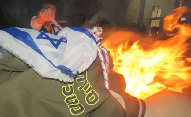 שריפת בובת חייל צה''ל במהלך ל''ג בעומר (חיים גולדברג)