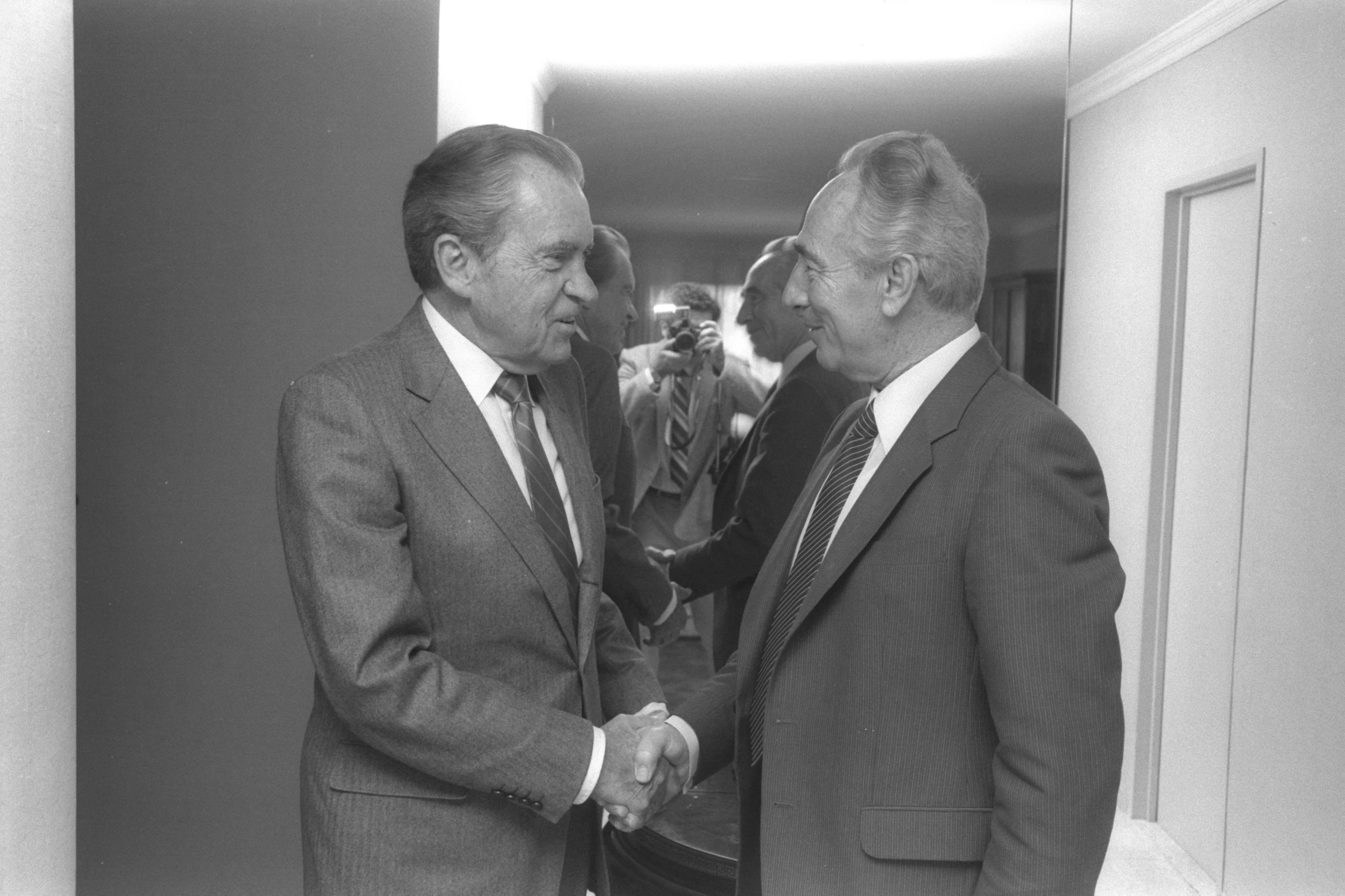 הנשיא ניקסון נפגש עם שר הבטחון שמעון פרס