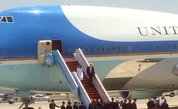 טראמפ ורעייתו יוצאים מהמטוס