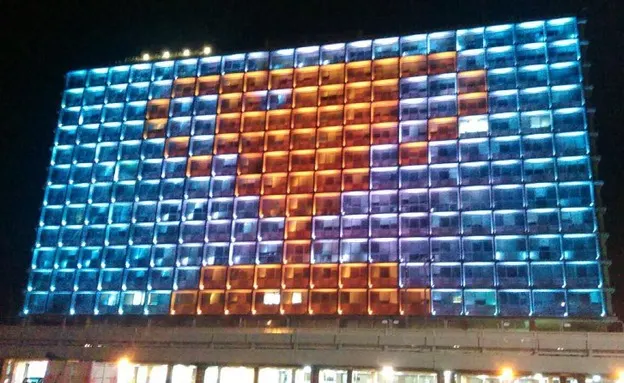 בניין עיריית ת''א הואר בצבעי הקבוצה