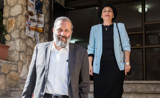 אריה דרעי ורעייתו בפתח ביתם, אתמול