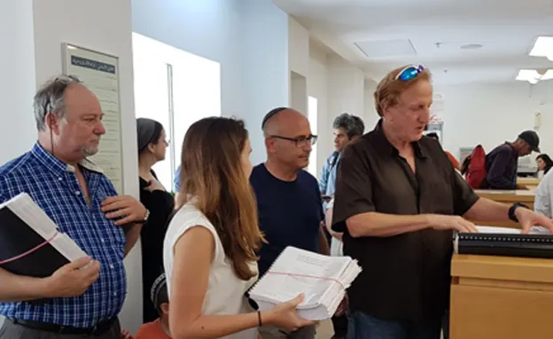 ההורים בעת הגשת הבג''ץ, הבוקר