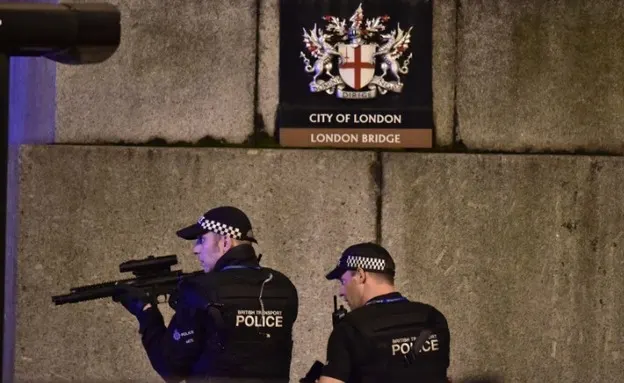שוטרים במצוד אחר המחבלים בלונדון (CNN)
