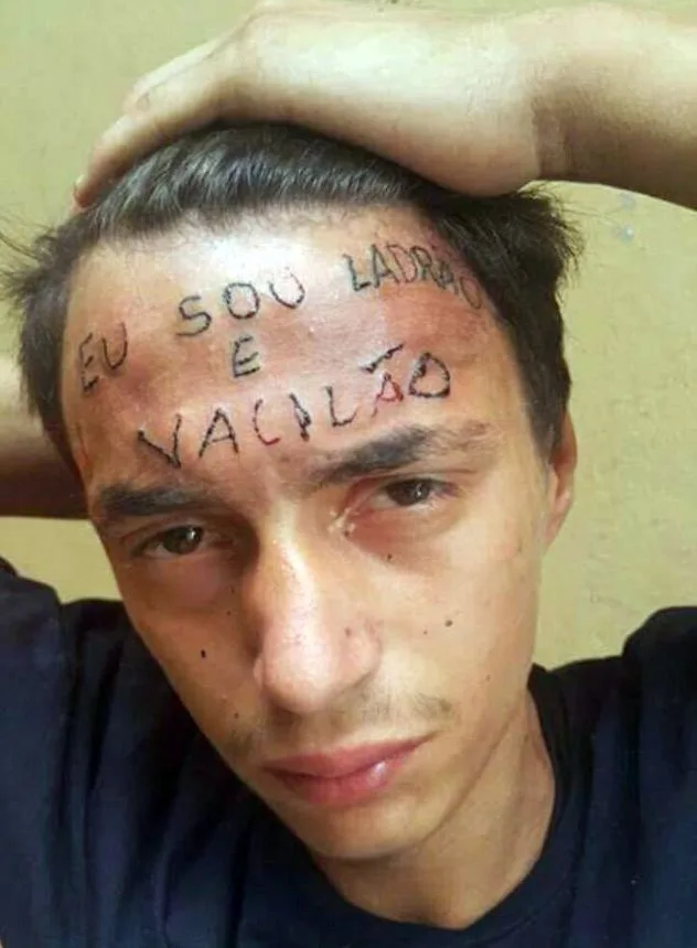 הנער המושפל עם הכיתוב ''אני גנב ואפס'' בפורטוגזית