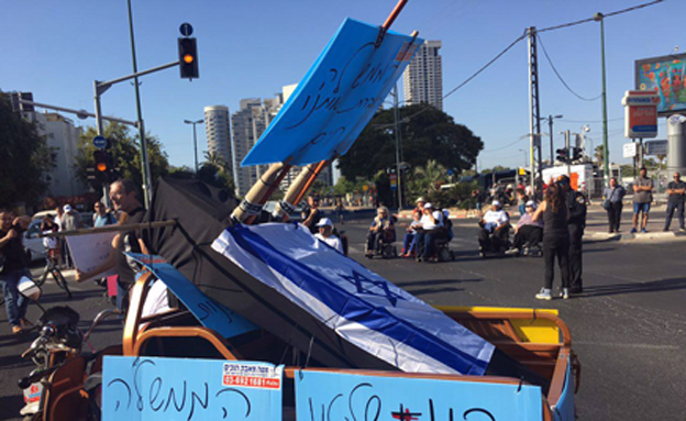 מפגינים חוסמים את הכביש בת''א