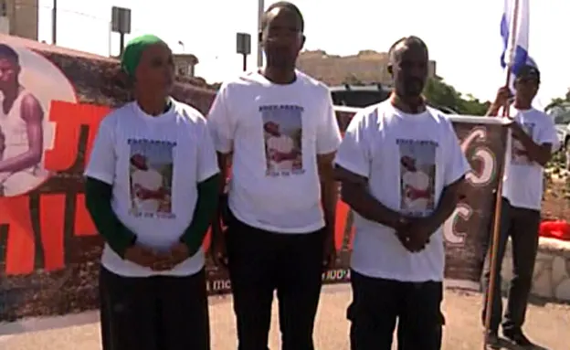 משפחת מנגיסטו בהפגנות לשחרורו