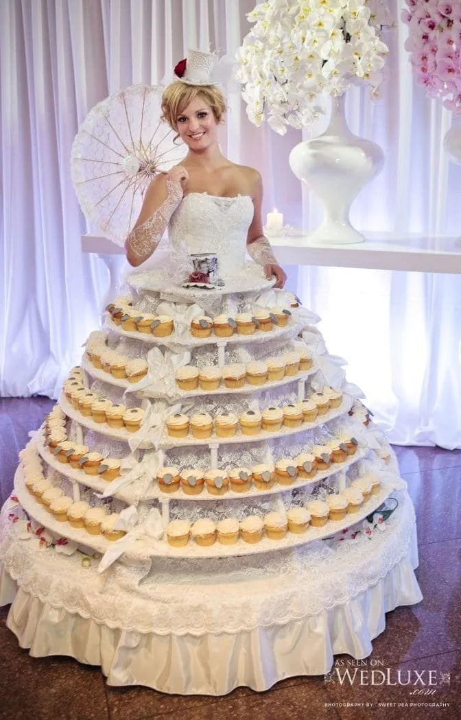 עוגות חתונה אישה לובשת שמלת כלה