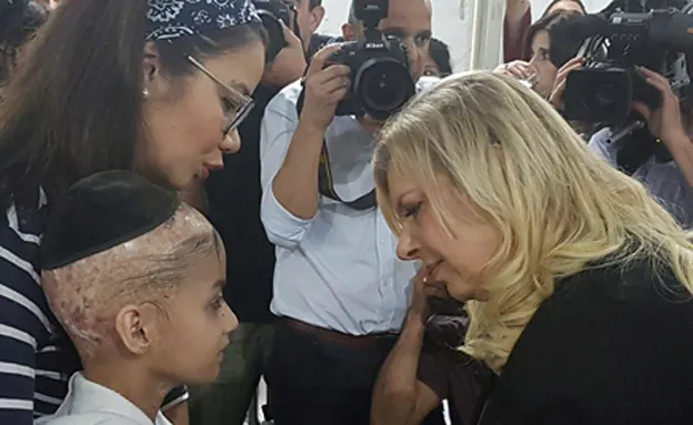 נתניהו במהלך הביקור באוהל המחאה