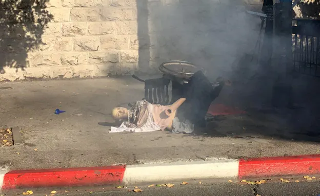 בובה שעלתה באש במהלך ההפגנה