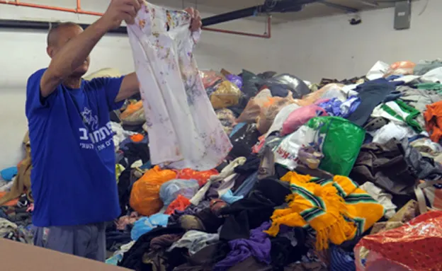 הבגדים עוברים מיון וממשיכים לתחנה הבאה