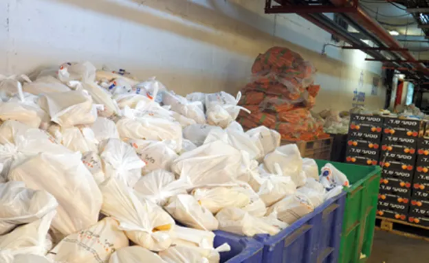 הכסף ממכירת הבגדים משמש לקניית סלי מזון