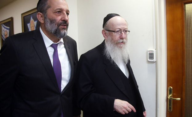 ''החרדים משחקים מול שער ריק'' (ארכיון)