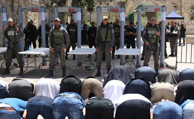 מתפללים פלסטינים בתפילת מחאה מחוץ להר הבית