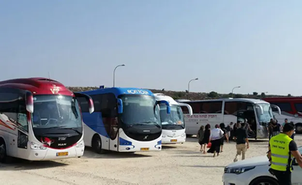 האוטובוסים שהסיעו את משתתפי ההלוויה