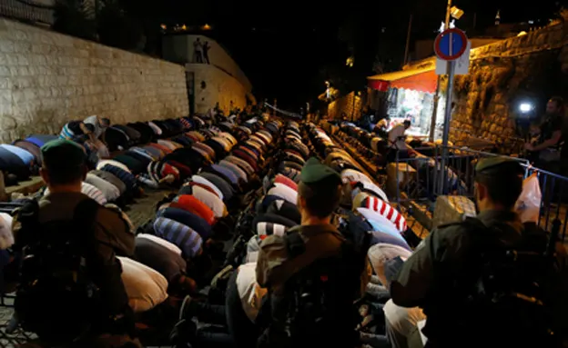 גם היום, הפלסטינים מסרבים להתפלל בהר הבית