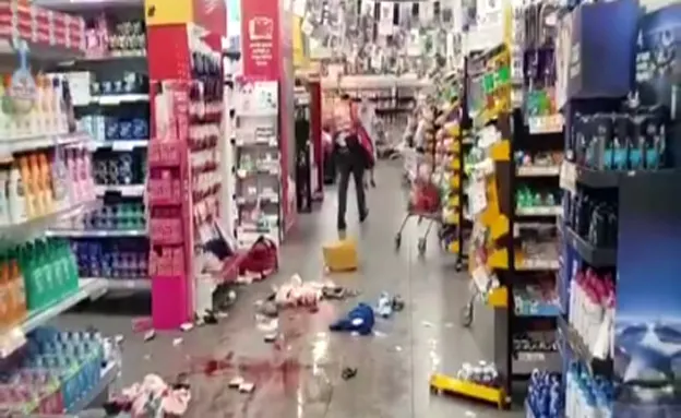שלוליות דם על רצפת הסופרמרקט