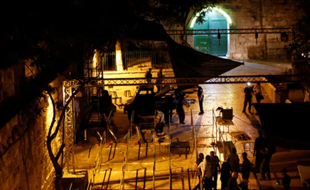 הסרת הגלאים והמצלמות (רויטרס)