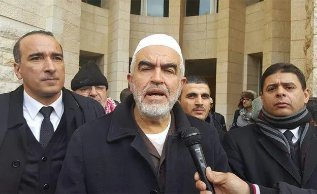 סלאח מחוץ לבית המשפט