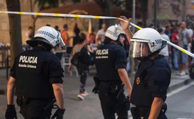 שוטרים בזירת הפיגוע בברצלונה