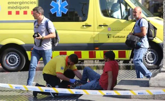 מטפלים בפצועים בברצלונה (CNN)