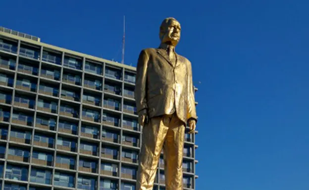 הפסל של נתניהו בכיכר רבין, בשנה שעברה