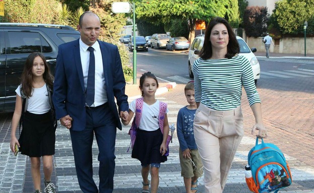 בנט וילדיו בדרך לבית הספר