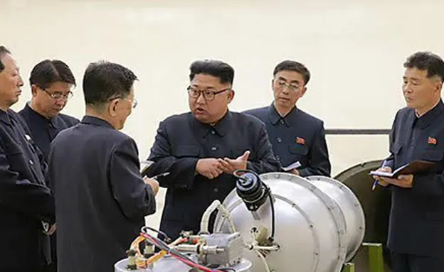 קים חושף את פצצת המימן (KCNA)