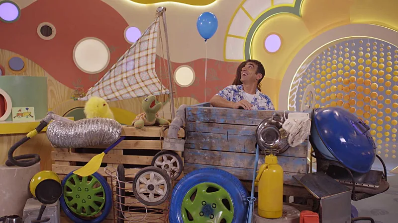 פרפר נחמד, עונה 1, פרק 21 – האוטובץ