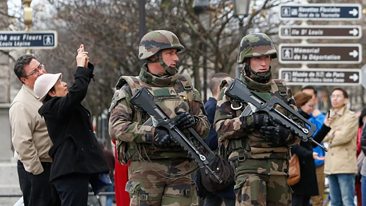 חיילים בפריז בעקבות פיגועי הטרור (רויטרס)