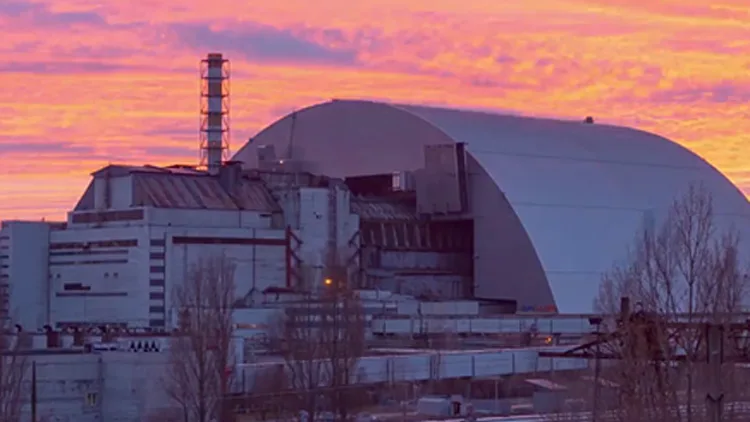 תיעוד: מכסים את הכור בצ'רנוביל (צילום: Washington post)