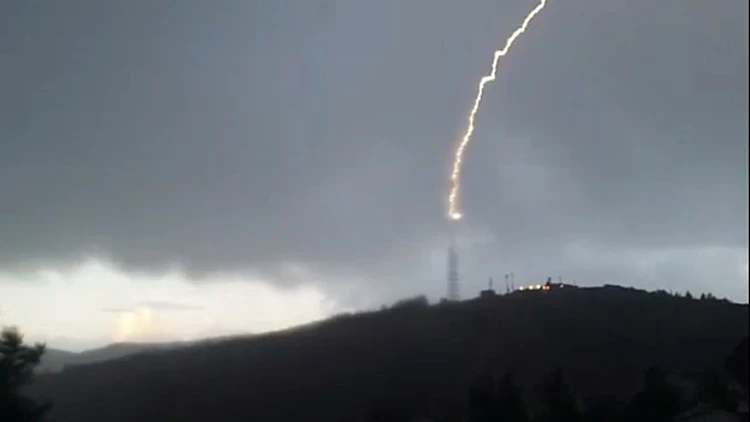 צפו: פגיעת ברק באנטנה במוצב צה"ל במטולה (שלומי אפריאט)