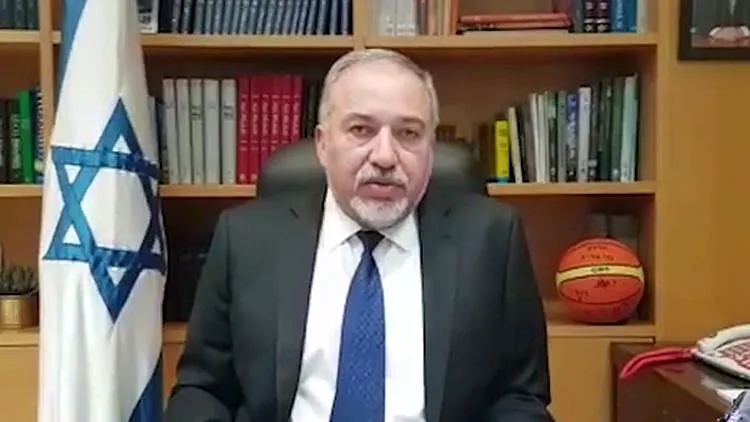 שר הביטחון אביגדור ליברמן מצדיע לזק"א