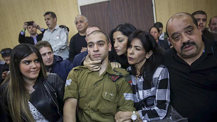 אזריה ומשפחתו בבית המשפט, בשבוע שעבר