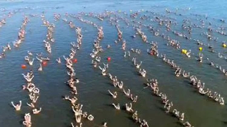 צפו: 1941 בני אדם צפים באגם בארגנטינה