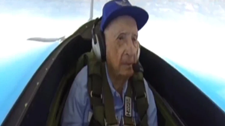 הטייס בן ה-96 עדיין עושה פעלולים