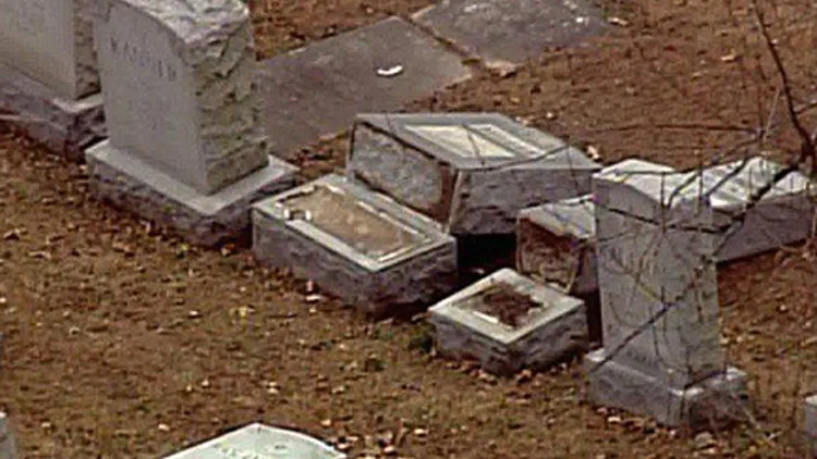 ונדליזם בבית הקברות במיזורי