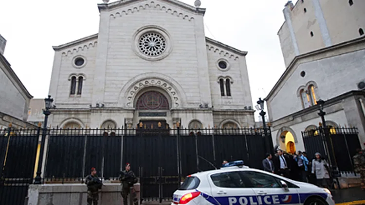 שוטרים מחוץ לבית כנסת בצרפת