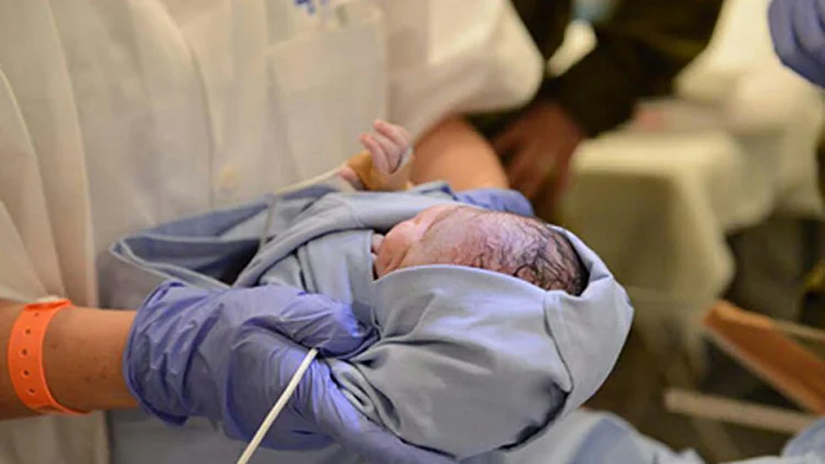 לידה ראשונה של תינוק בבית החולים השדה בצהל. אילוסטרציה