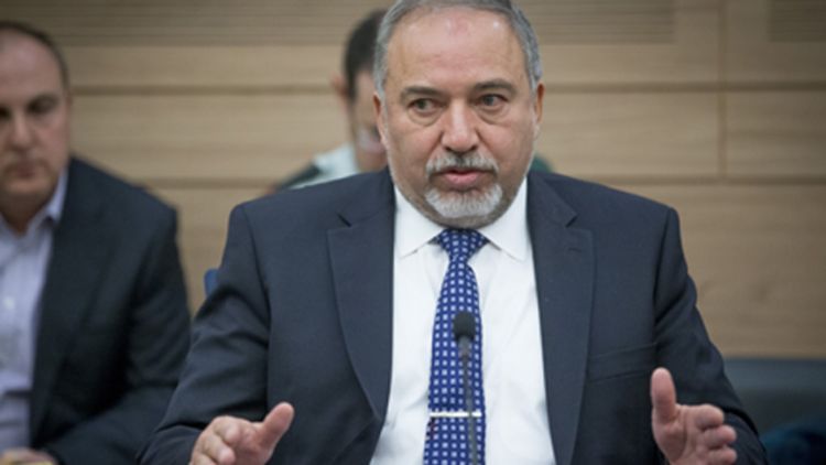 "מגבה אותך בפעילותך". ליברמן
