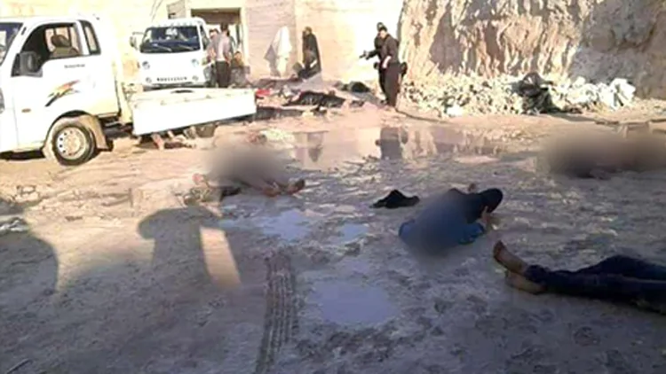זירת המתקפה, אתמול. סורים שנפגעו מההתקפה הכימית של משטר אסד