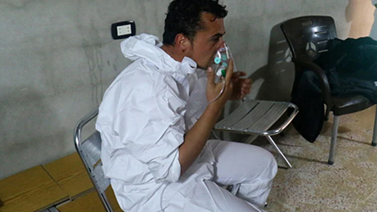 סורי ששאף גז מטופל בחמצן. המתקפה בסוריה