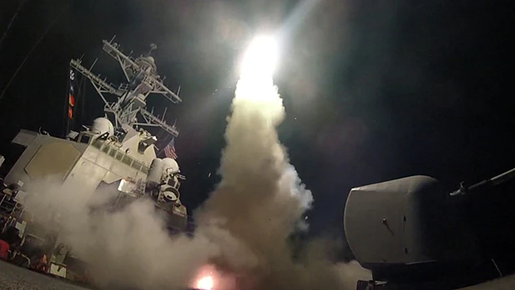 שיגור הטיל מהמשחתה האמריקנית. שיגור טילים אל עבר הבסיס בחומס. התקיפה האמריקנית בסוריה