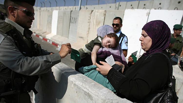 מחסום, חייל בודק פלסטיני, תעודה